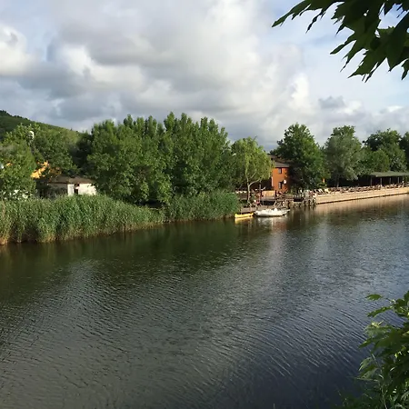 אתר נופש Robin's Nest 2*