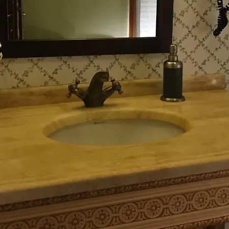 Robin's Nest 2* אגווה