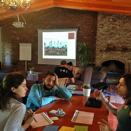 Robin's Nest آغفا